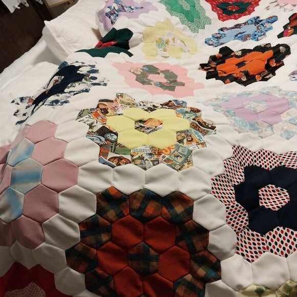 3746 Full Size Polyester Hand Stitched Quilt Top Hexagon Flowers. - Picture 8 of 8